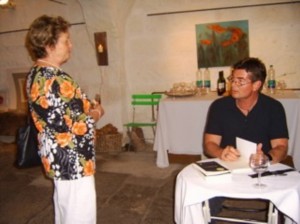 angeregtes Gespräch mit einer Zuhörerin 2006